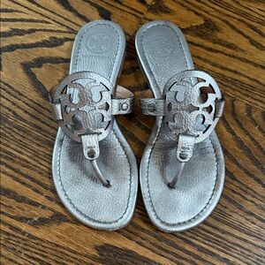 Chic pewter Tory Burch Miller Thong leather Sandals Wow! Sz 7.5 So Nice!